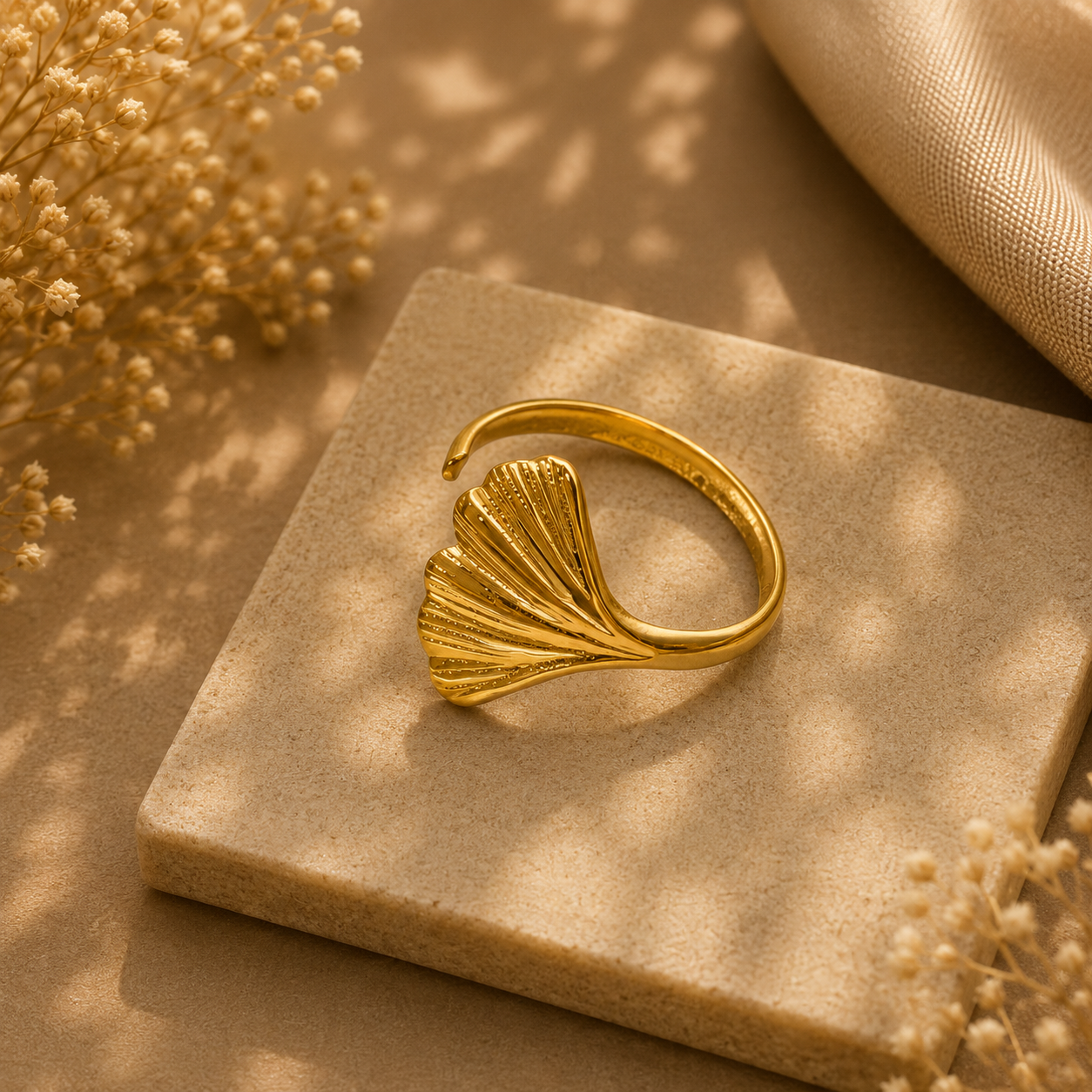 Ginkgo Blad Åben Ring i Guld