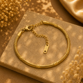 Slange Armbånd med Blomstergravering i 18K Guld