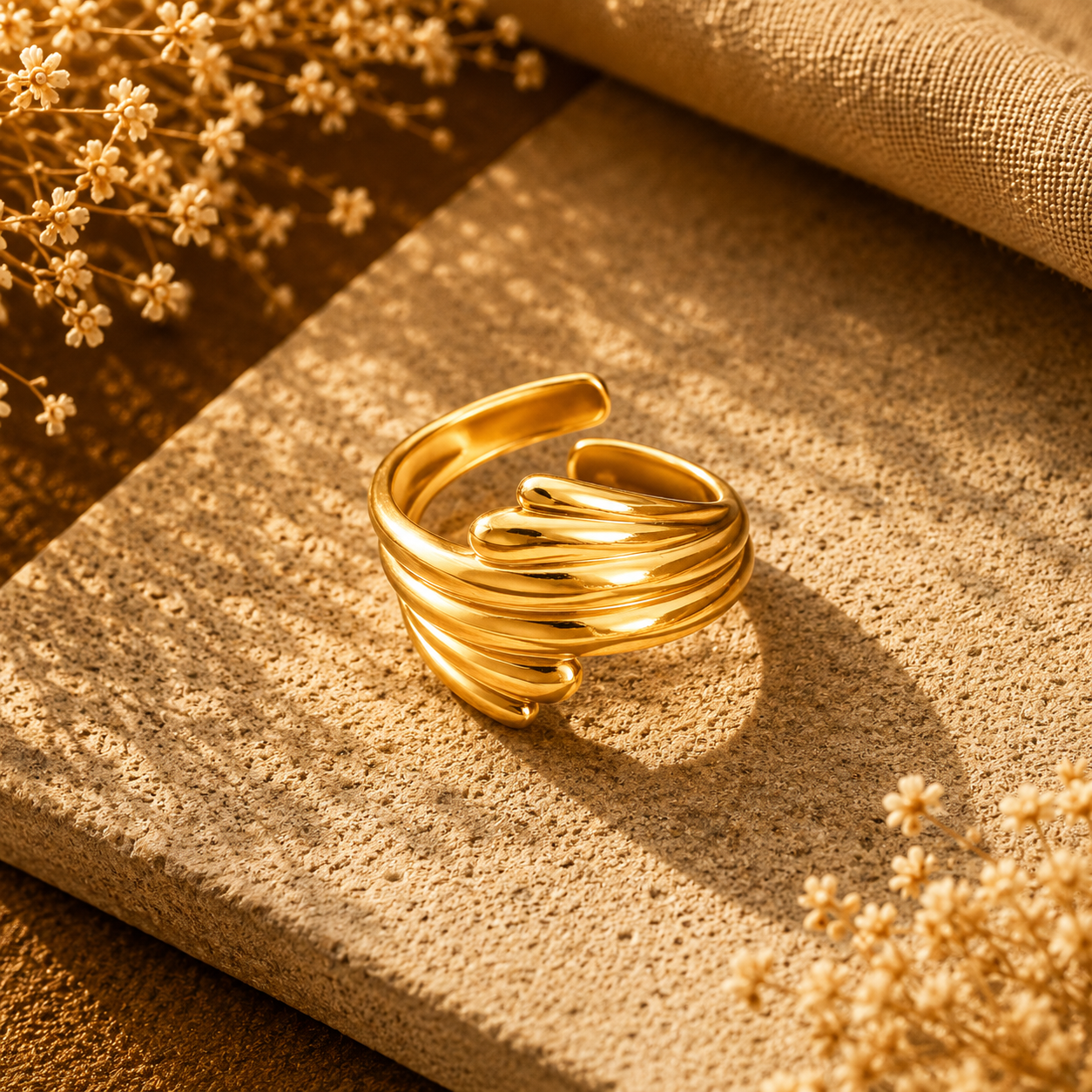 Tredobbelt Spiral Åben Ring i Guld