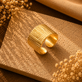 Bred Bark Tekstur Cuff Ring i Guld