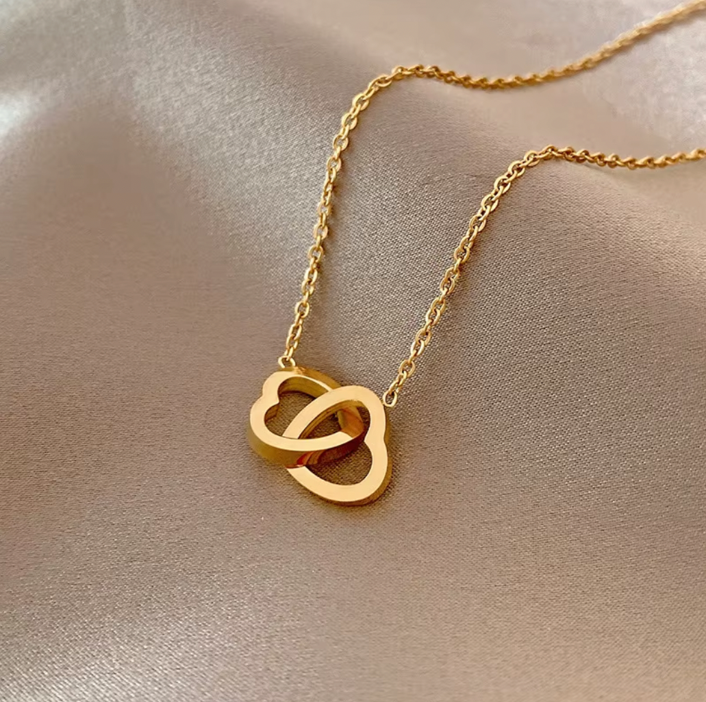 Sammenflettet Hjerte & Ring Halskæde i Guld
